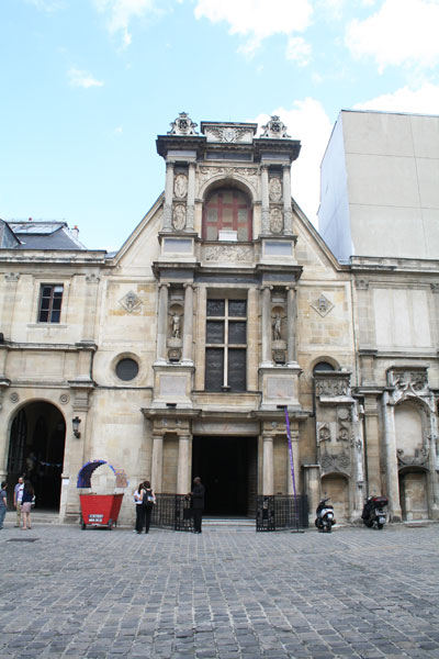 L'église des Petits-Augustins - L'avant-corps du château d'Anet plaqué sur la façade L'église des Petits-Augustins - L'avant-corps du château d'Anet plaqué sur la façade