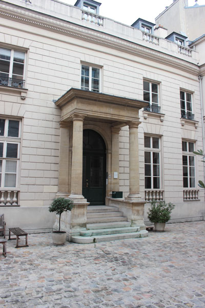 L'hôtel de Botterel-Quintin - Le portique précédent la porte d'entrée L'hôtel de Botterel-Quintin - Le portique précédent la porte d'entrée