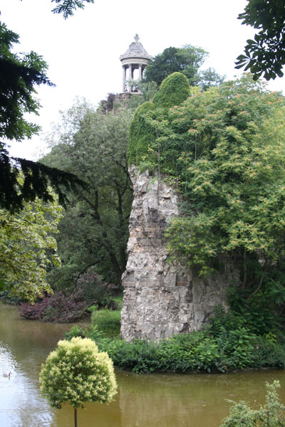 Buttes-Chaumont : l'île du Belvédère Buttes-Chaumont : l'île du Belvédère