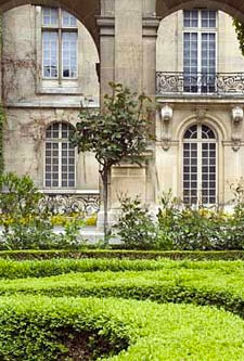 L'hôtel Carnavalet - Le jardin L'hôtel Carnavalet - Le jardin