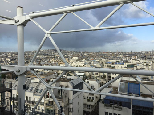 Le centre Pompidou : la vue sur le nord de paris depuis une galerie d'exposition Le centre Pompidou : la vue sur le nord de paris depuis une galerie d'exposition