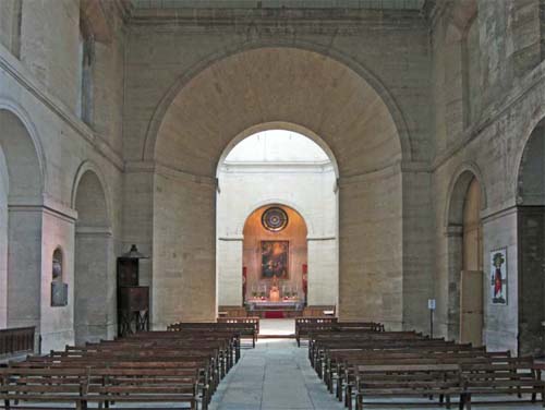 La chapelle de la Salpétrière : l'un des quatre bras et au fond le chœur éclairé par la coupole La chapelle de la Salpétrière : l'un des quatre bras et au fond le chœur éclairé par la coupole