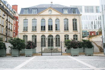 L'hôtel de Choiseul-Praslin - La façade donnant sur la rue de Sèvres L'hôtel de Choiseul-Praslin - La façade donnant sur la rue de Sèvres