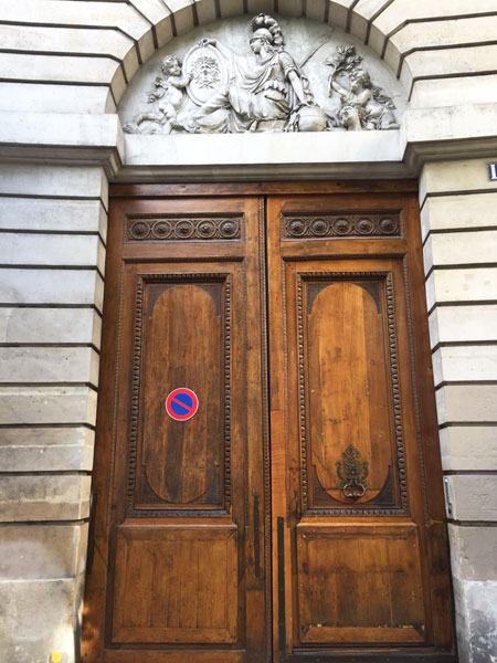 Le portail du n° 136 rue Amelot Le portail du n° 136 rue Amelot