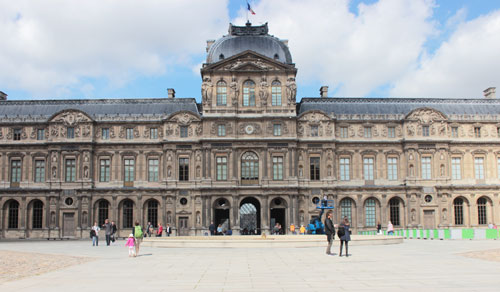 Le Palais du Louvre - La cour carrée Le Palais du Louvre - La cour carrée
