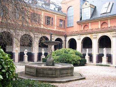 Le couvent des Petits-Augustins : la cour du Mûrier Le couvent des Petits-Augustins : la cour du Mûrier