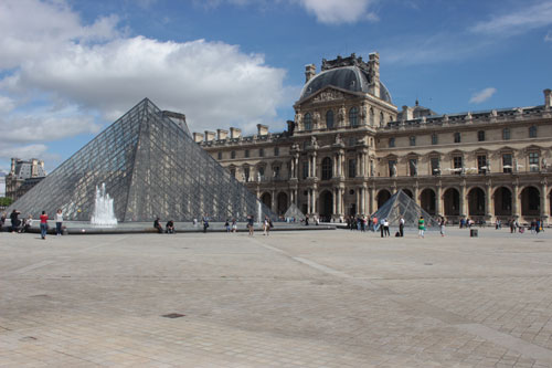 Le Palais du Louvre - La cour Napoléon Le Palais du Louvre - La cour Napoléon
