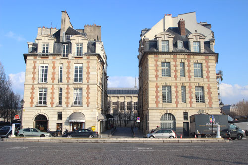 Place Dauphine : les deux pavillons à l'entrée Est Place Dauphine : les deux pavillons à l'entrée Est