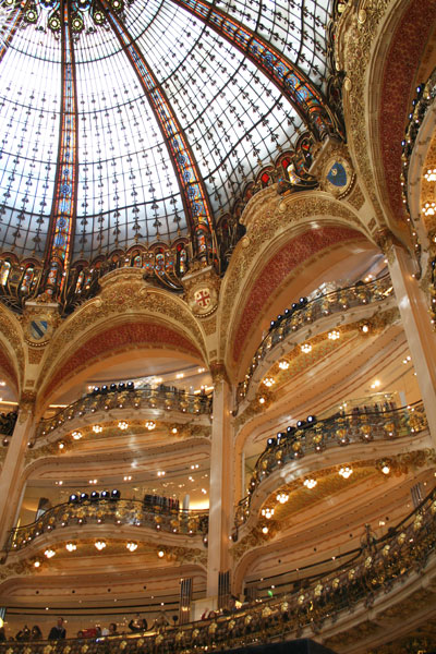Les Galeries Lafayette - Détail des passerelles et arcades Les Galeries Lafayette - Détail des passerelles et arcades