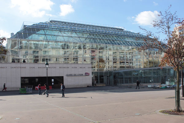 La gare de Lyon : la grande verrière située au nord La gare de Lyon : la grande verrière située au nord