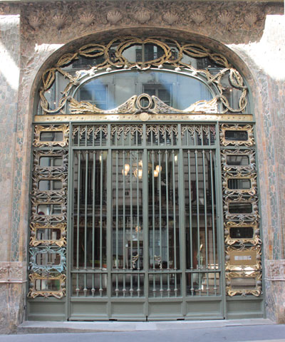 Porte d'entrée surmontée de coquilles Saint-Jacques Porte d'entrée surmontée de coquilles Saint-Jacques