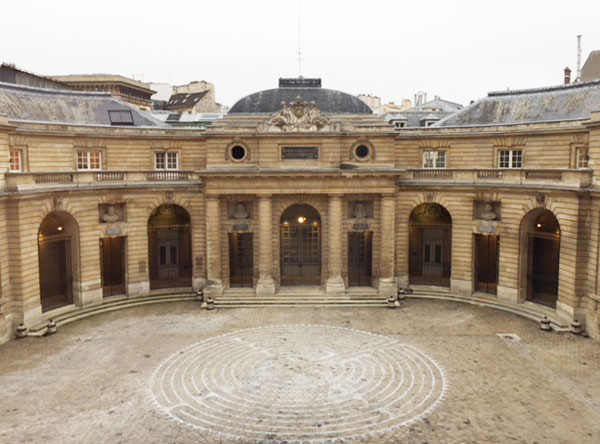 L’Hôtel des Monnaies : le bâtiment en demi-cercle en fond de cour L’Hôtel des Monnaies : le bâtiment en demi-cercle en fond de cour