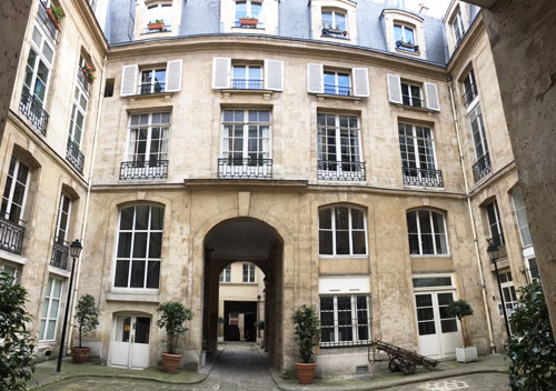 L'hôtel de Villeroy : la 1ère cour L'hôtel de Villeroy : la 1ère cour