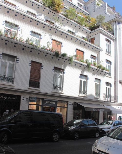L'immeuble à gradins avec les terrasses végétalisées L'immeuble à gradins avec les terrasses végétalisées