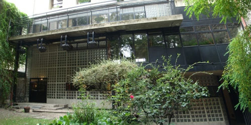 La Maison de verre : la façade donnant sur le jardin La Maison de verre : la façade donnant sur le jardin