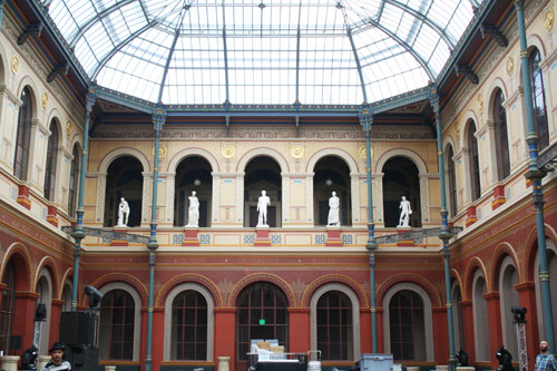 Le Palais des Etudes : la cour intérieure sous verrière Le Palais des Etudes : la cour intérieure sous verrière