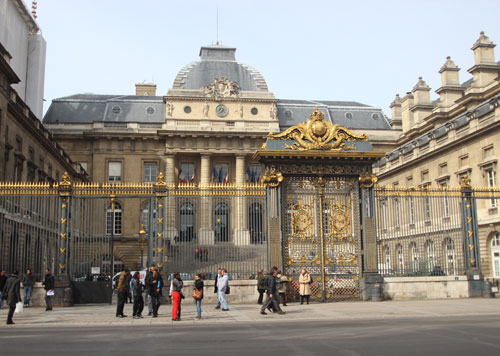 Le Palais de Justice - La façade et la grille datant du XVIIIe siècle Le Palais de Justice - La façade et la grille datant du XVIIIe siècle