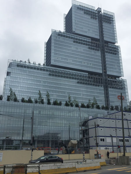 Le Tribunal de Paris pendant sa construction (en mai 2017) Le Tribunal de Paris pendant sa construction (en mai 2017)
