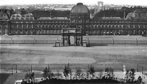 Le palais des Tuileries - Vue depuis la place du Carrousel - Au premier plan : l'arc de triomphe du Carrousel. Le palais des Tuileries - Vue depuis la place du Carrousel - Au premier plan : l'arc de triomphe du Carrousel.