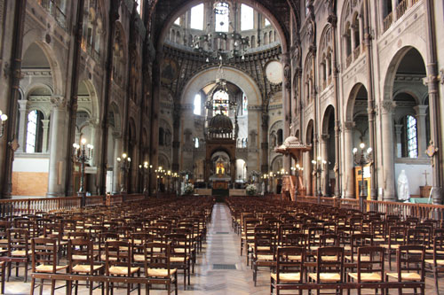 L’église Saint-Augustin - La nef et le chœur au fond L’église Saint-Augustin - La nef et le chœur au fond