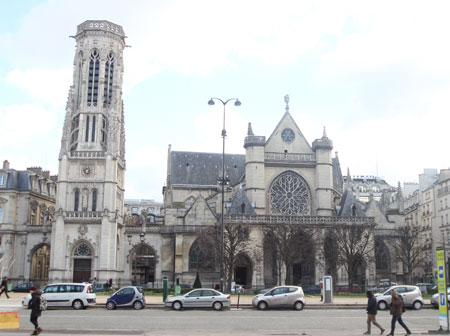 Le beffroi (à gauche) et l'église Saint-Germain-l’Auxerrois (à droite) Le beffroi (à gauche) et l'église Saint-Germain-l’Auxerrois (à droite)