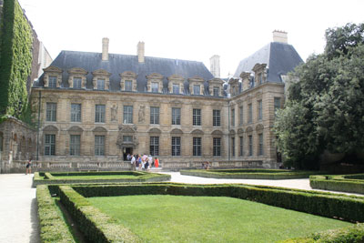 L’hôtel de Sully - La façade sur le jardin L’hôtel de Sully - La façade sur le jardin