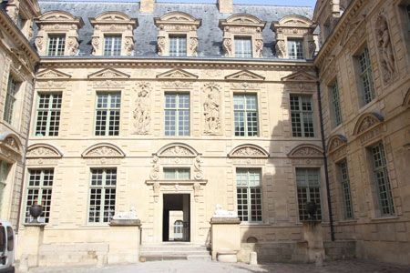 L’hôtel de Sully - La façade sur cour L’hôtel de Sully - La façade sur cour