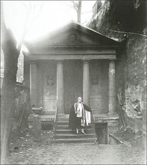 Nathalie Clifford-Barney devant le Temple de l'Amitié Nathalie Clifford-Barney devant le Temple de l'Amitié