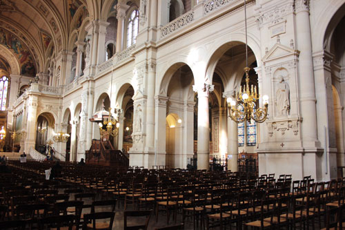 L'église de la Sainte Trinité - Les piliers de la nef et la coursive du premier étage L'église de la Sainte Trinité - Les piliers de la nef et la coursive du premier étage