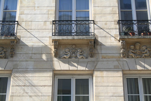 Immeuble, 136 rue Amelot - Les attributs de la Musique Immeuble, 136 rue Amelot - Les attributs de la Musique