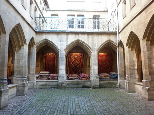 Le cloître des Billettes - L'aîle Est au fond Le cloître des Billettes - L'aîle Est au fond