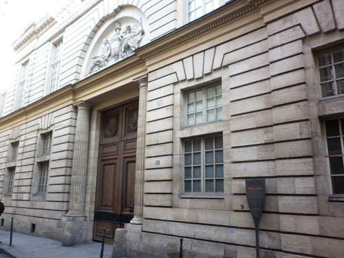L’hôtel d’Hallwyll - Le portail et le bâtiment sur rue L’hôtel d’Hallwyll - Le portail et le bâtiment sur rue