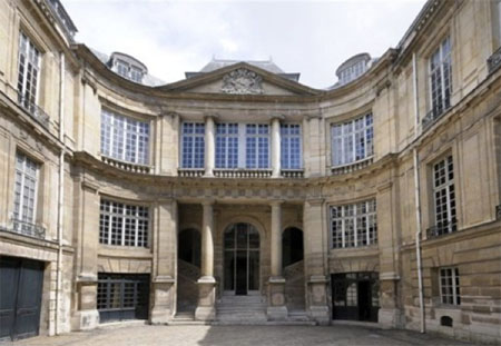 L’Hôtel Lambert - La cour d'honneur et le grand escalier en loggia L’Hôtel Lambert - La cour d'honneur et le grand escalier en loggia