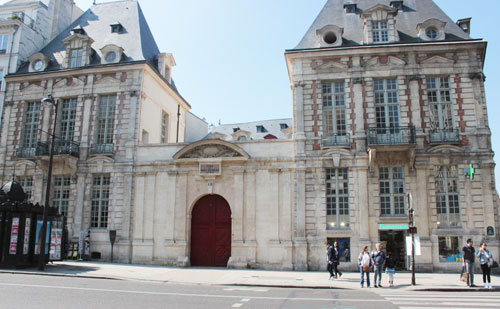L’hôtel de Mayenne - Les deux pavillons sur rue L’hôtel de Mayenne - Les deux pavillons sur rue