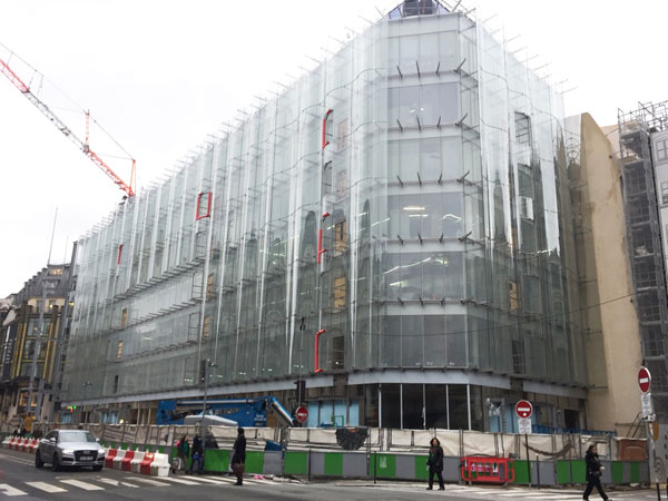 La samaritaine : nouvelle façade sur la rue de Rivoli en contruction (janvier 2019) La samaritaine : nouvelle façade sur la rue de Rivoli en contruction (janvier 2019)