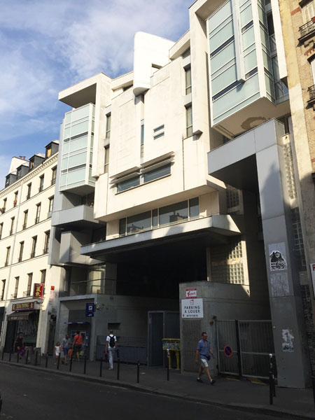 La façade sur la rue Oberkampf La façade sur la rue Oberkampf