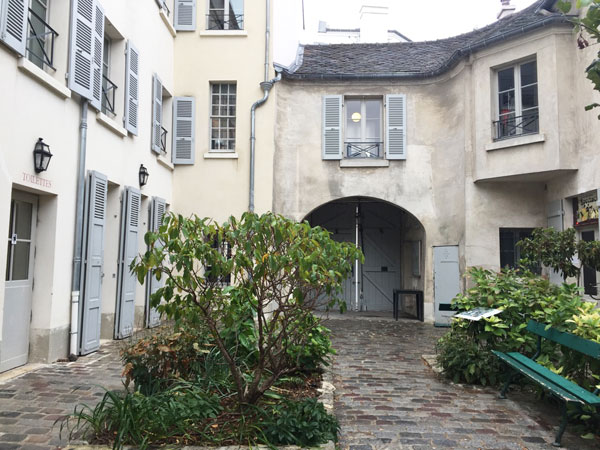 Le musée de Montmartre : la cour du musée