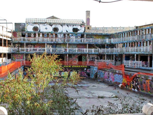 La piscine Molitor à l'abandon La piscine Molitor à l'abandon