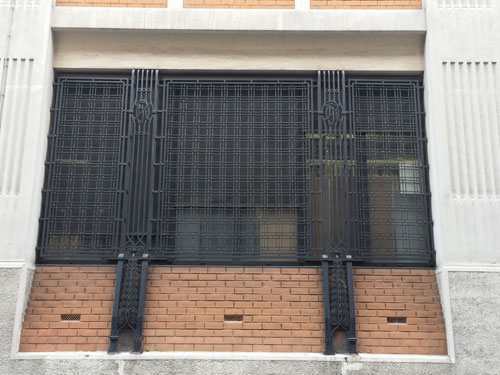 Les grilles en fer forgé, façade rue Bergère Les grilles en fer forgé, façade rue Bergère