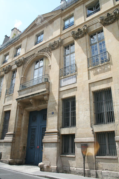 L'hôtel de Léon - Les chapiteaux à tête de bélier à cornes L'hôtel de Léon - Les chapiteaux à tête de bélier à cornes