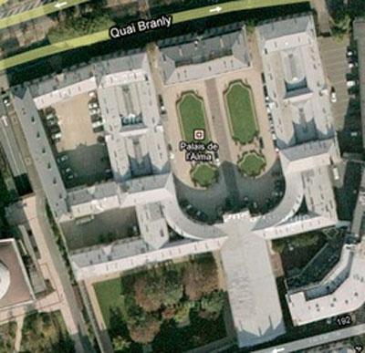 Le Palais de l’Alma (vue aérienne) : l'entrée se situe au nord, sur le quai Branly. Les bâtiments s'organisent autour d'une grande cour Le Palais de l’Alma (vue aérienne) : l'entrée se situe au nord, sur le quai Branly. Les bâtiments s'organisent autour d'une grande cour