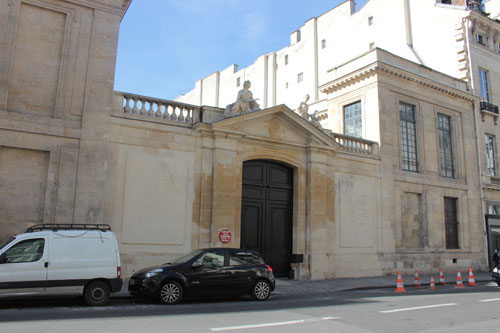 L'hôtel de Brancas - Le portail et les bâtiments dans sur la rue L'hôtel de Brancas - Le portail et les bâtiments dans sur la rue