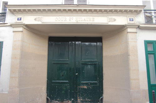 La cour Saint-Hilaire - Le portail néo-classique La cour Saint-Hilaire - Le portail néo-classique