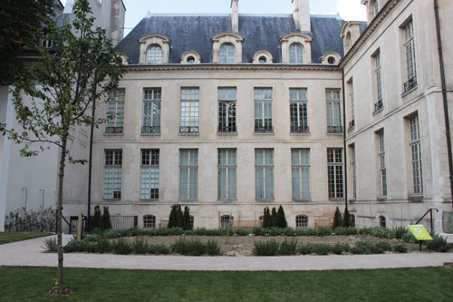 L'hôtel d'Albret - La façade sur le jardin L'hôtel d'Albret - La façade sur le jardin
