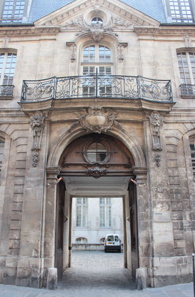 L'hôtel d'Albret - Portail du bâtiment sur rue L'hôtel d'Albret - Portail du bâtiment sur rue