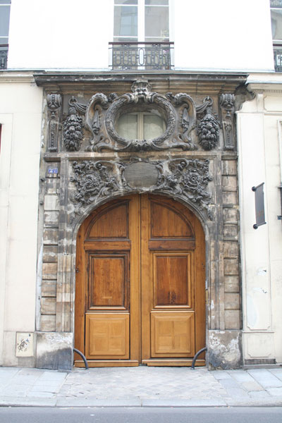 Le portail de l'hôtel de Chastillon Le portail de l'hôtel de Chastillon