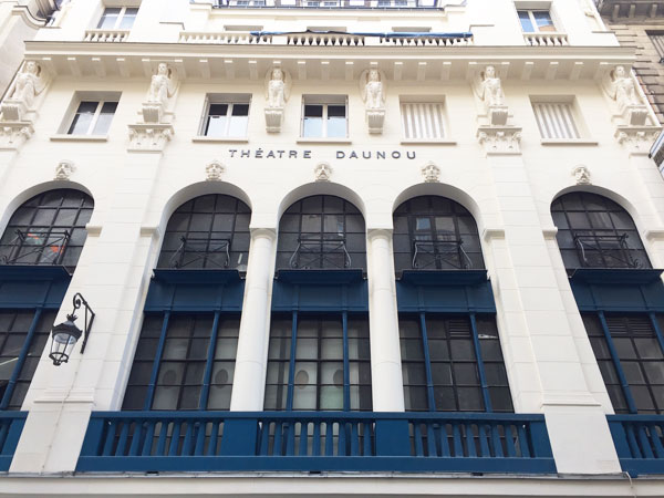 Le théâtre Daunou : la façade sur rue Le théâtre Daunou : la façade sur rue
