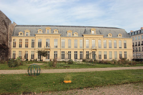 L'hôtel d'Aumont - façade sur le jardin, agrandie aux XVIIIe et XXe siècles L'hôtel d'Aumont - façade sur le jardin, agrandie aux XVIIIe et XXe siècles