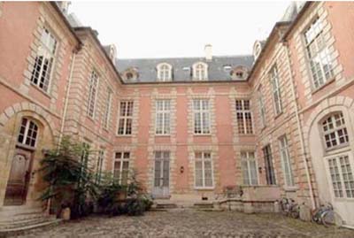 L'hôtel Mégret de Serilly - La façade sur cour L'hôtel Mégret de Serilly - La façade sur cour