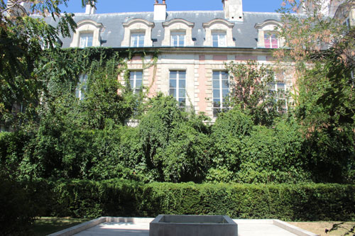 L'hôtel Mégret de Serilly - La façade sur jardin L'hôtel Mégret de Serilly - La façade sur jardin